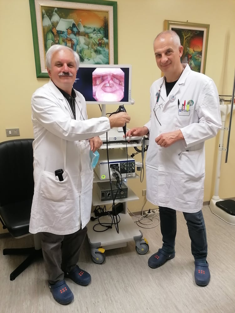 I medici del CRO di Aviano, reparto pediatria, con il nuovo fibrolaringoscopio