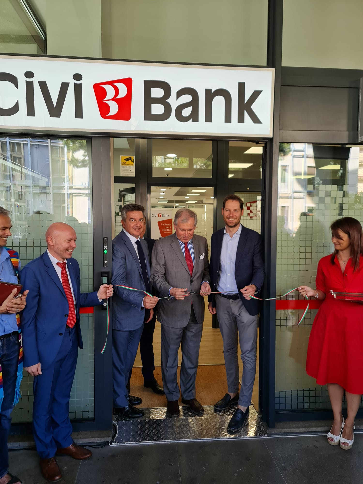 civibank inaugurazione filiale di padova 06 giugno 2022. Nella foto: Francesco Calzavara, assessore Regione Veneto; Vice Presidente CiviBank Aldo Bulgarelli; Assessore comunale Bressa Antonio