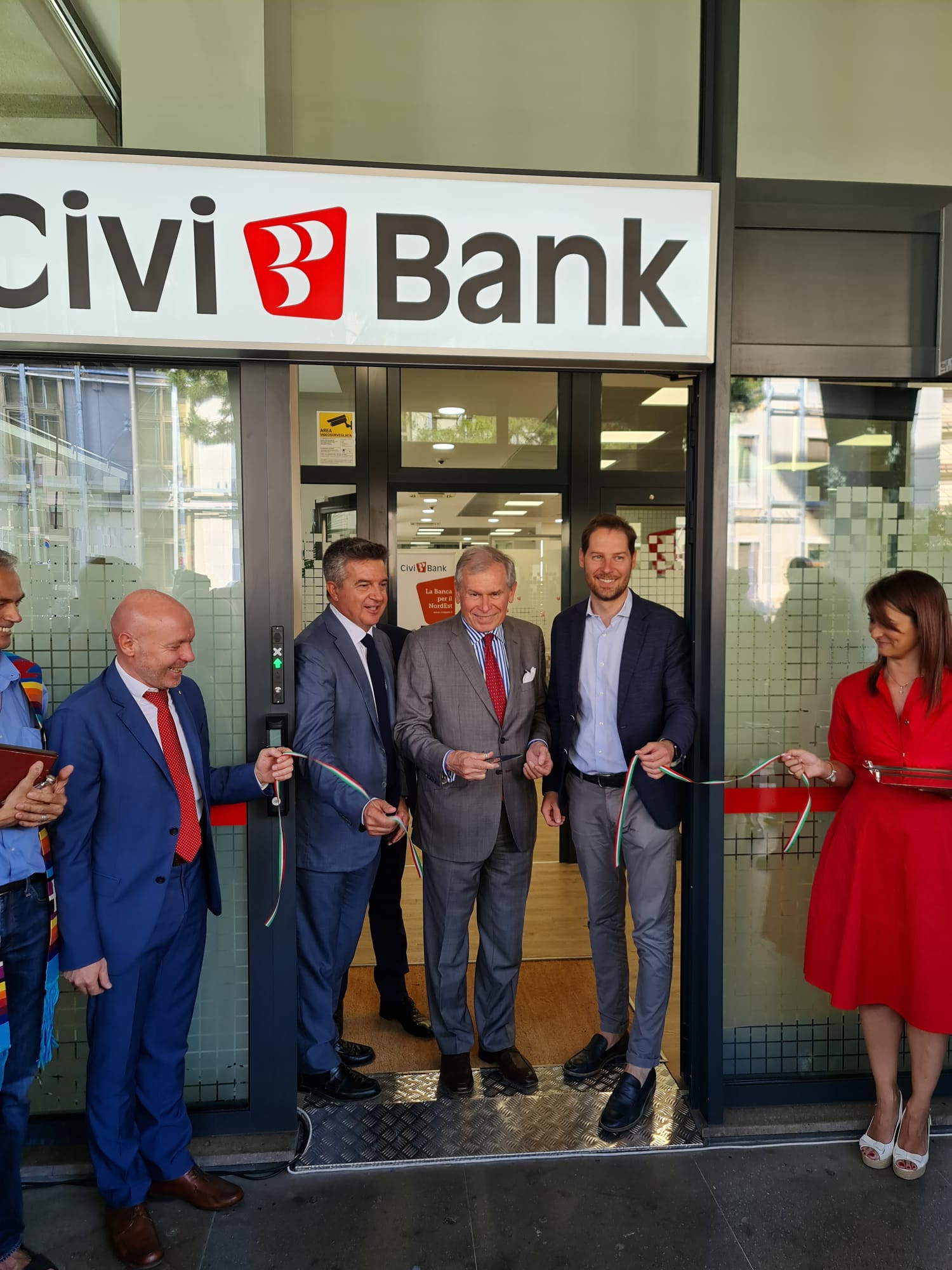 civibank inaugurazione filiale di padova 06 giugno 2022. Nella foto: Francesco Calzavara, assessore Regione Veneto; Vice Presidente CiviBank Aldo Bulgarelli; Assessore comunale Bressa Antonio