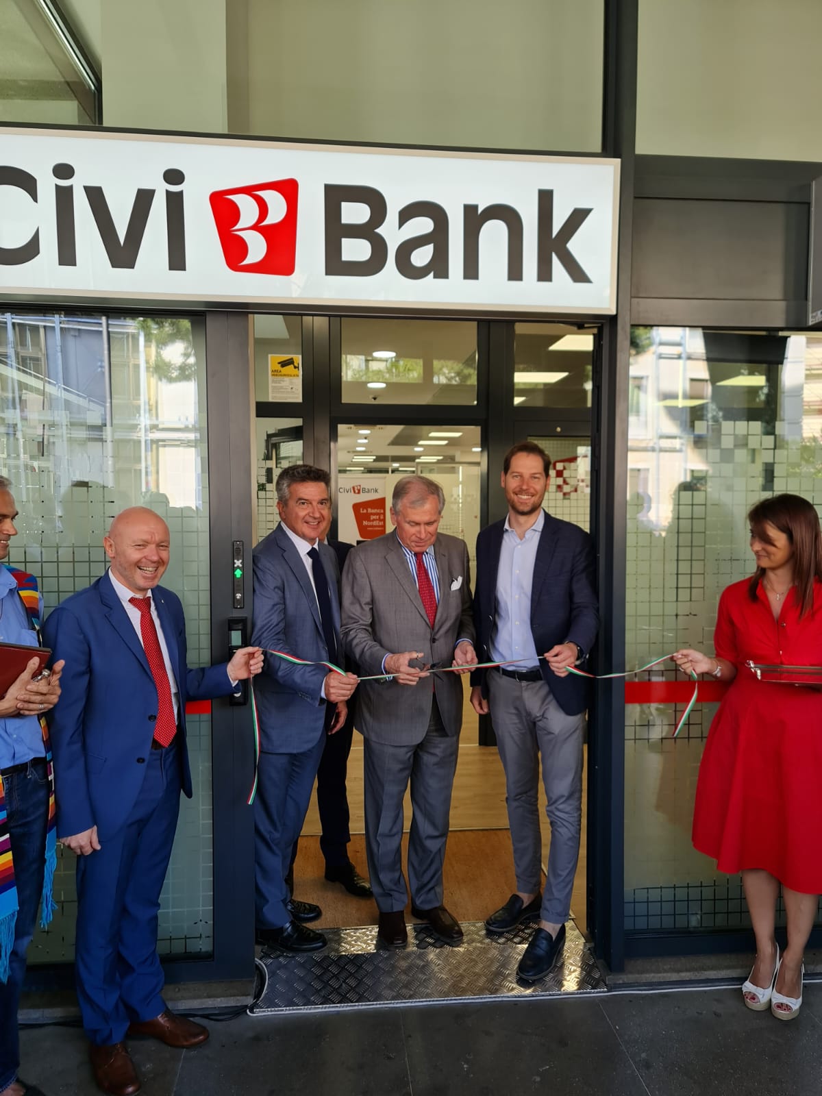 civibank inaugurazione filiale di padova 06 giugno 2022. Nella foto: Francesco Calzavara, assessore Regione Veneto; Vice Presidente CiviBank Aldo Bulgarelli; Assessore comunale Bressa Antonio