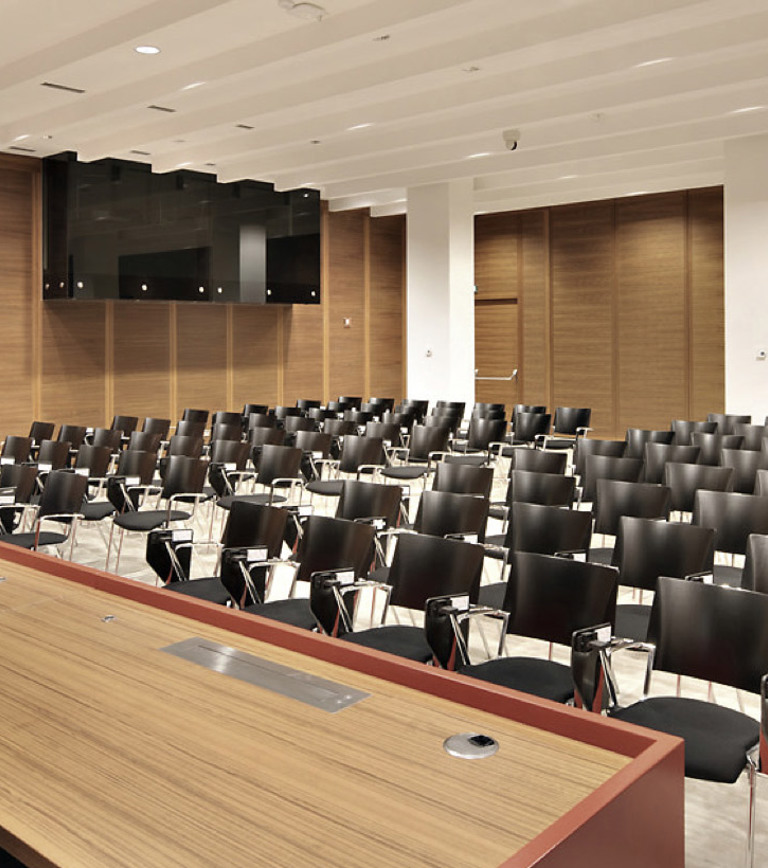 Sparkasse sala 1 academy, dotata di impianto per la videoconferenza e traduzione simultanea in due lingue